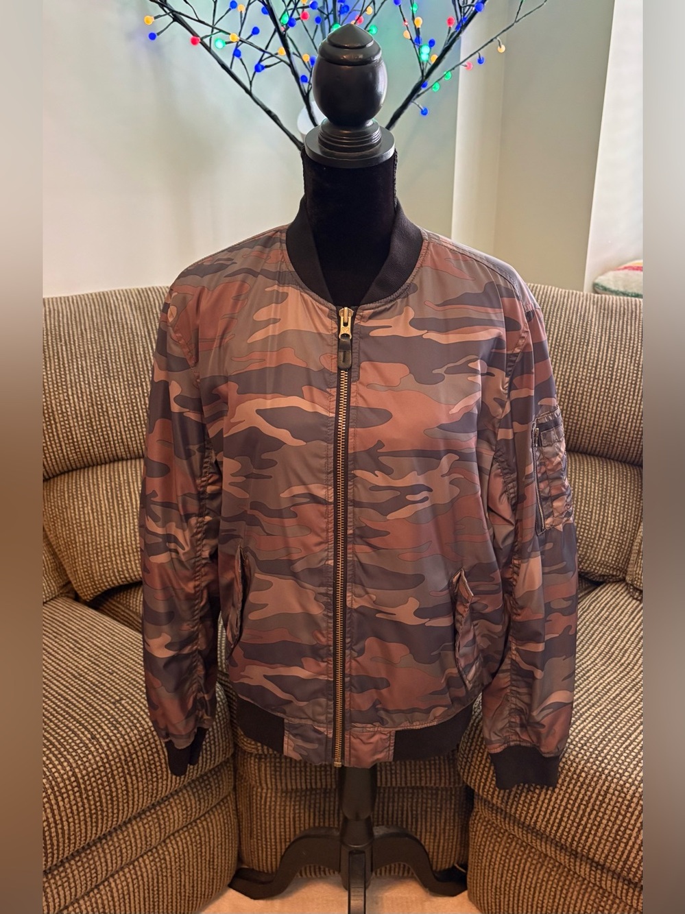 ✨✨ American Eagle Camo Bomber Jacket